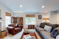Brand-new home with hot tub deck fast WiFi central AC & great location - B&B Manzanita