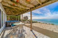 Gorgeous oceanfront estate with amazing views & hot tub - steps to quiet beach - B&B Brookings