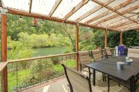 Charming home on the Siuslaw River with a fire pit WiFi & W&D - Chambres d'hôtes Mapleton