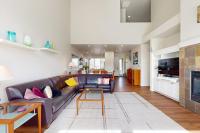 Spacious townhouse with fireplace fast WiFi & resort pools-hot tub-golf - Chambres d'hôtes Redmond