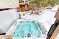 Spacious and bright Mt Hood lodge home with private hot tub - near skibowl - Chambres d'hôtes Government Camp
