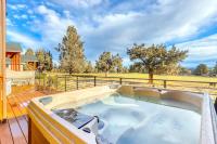 Golf course-front home with deck hot tub fireplace W&D & community pool - Chambres d'hôtes Redmond