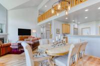 Golf course-front home with deck hot tub fireplace W&D & community pool - Chambres d'hôtes Redmond