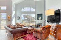 Golf course-front home with deck hot tub fireplace W&D & community pool - Chambres d'hôtes Redmond