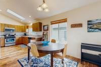 Dog-friendly home near the ocean with gas fireplace & partial water views - B&B Newport