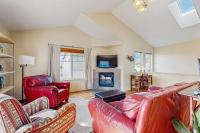 Dog-friendly home near the ocean with gas fireplace & partial water views - B&B Newport