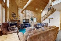 Log decor home with private hot tub deck & shared pools & tennis - B&B Redmond