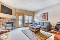 Beautifully updated Mt Hood condo with pool & hot tub & easy access to skiing - Bed and Breakfast Government Camp