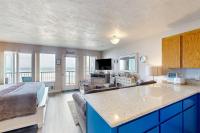 Modern oceanfront studio condo on Nye Beach with seasonal pool - Ferienwohnung Newport (Oregon)