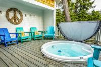 Classic dog-friendly beach house with vast outdoor living hot tub & firepit - Chambres d'hôtes Manzanita