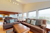 Oceanview Home with Beautiful Deck & Private Playground - Blocks to the Beach - B&B Newport