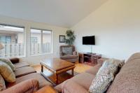 Oceanview Home with Beautiful Deck & Private Playground - Blocks to the Beach - B&B Newport