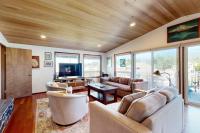 2-story dog-friendly home with Ping-Pong gas grill deck wood stove-fireplace - B&B Manzanita