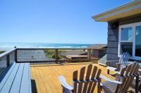 Gorgeous dog-friendly home with spectacular ocean views & deck - walk to Main St - Bed and Breakfast Manzanita