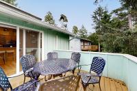 Tree-lined coastal home with wood fireplace yard W&D & games - dog-friendly - Bed and Breakfast Manzanita
