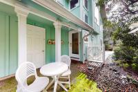 Tree-lined coastal home with wood fireplace yard W&D & games - dog-friendly - Bed and Breakfast Manzanita