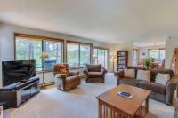 Cabin with Private Hot Tub Near the Deschutes River - Free SHARC access - Chambres d'hôtes Sunriver