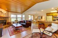 Updated Townhome with Golf Course Views & Private Hot Tub 8 SHARC Passes - B&B Sunriver