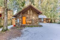 Quiet riverfront cabin with private hot tub & scenic location - B&B Welches
