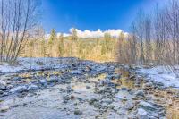 Quiet riverfront cabin with private hot tub & scenic location - B&B Welches