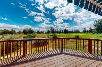 Charming waterfront townhouse with fireplace pool hot tub & washerdryer - B&B Redmond