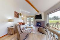 Charming waterfront townhouse with fireplace pool hot tub & washerdryer - B&B Redmond