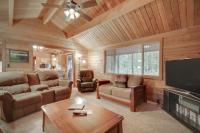 Woodsy Cabin with Private Hot Tub Game Tables & 8 SHARC Passes - Dogs OK - Chambres d'hôtes Sunriver
