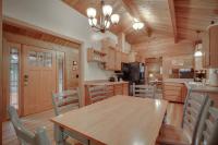Woodsy Cabin with Private Hot Tub Game Tables & 8 SHARC Passes - Dogs OK - B&B Sunriver