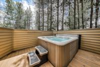 Renovated Sunriver Home with Hot Tub 2 Primary Suites & SHARC Access - Bed and Breakfast Sunriver