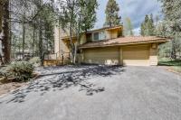 Renovated Sunriver Home with Hot Tub 2 Primary Suites & SHARC Access - Bed and Breakfast Sunriver