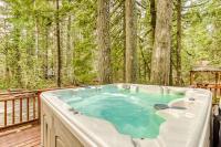 Historic Waterfront Cabin with Hot Tub & Salmon River Access - Dog-Friendly - B&B Welches
