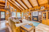Spacious Mt Hood lodge with shared pool private backyard and private hot tub - Chambres d'hôtes Rhododendron