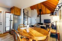 Cozy Dog-Friendly Home with Private Hot Tub Four SHARC Passes Close to Village - Bed and Breakfast Sunriver