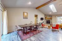 Charming home in wooded setting with deck BBQ grill WiFi and fireplace - B&B Sunriver