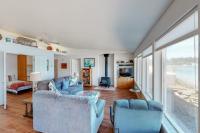 Dog-Friendly Bayfront Home with Private Hot Tub Water & Bridge Views Free WiFi - Bed and Breakfast Waldport