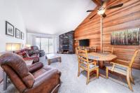 Condo on bike path with beautiful lake view pool tennis & SHARC passes - B&B Sunriver
