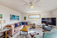 Delightful Home with Ocean View & Private Hot Tub - 3 Blocks to Beach - B&B Yachats