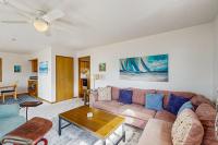 Delightful Home with Ocean View & Private Hot Tub - 3 Blocks to Beach - B&B Yachats