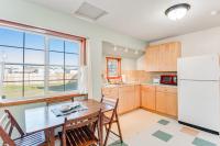 Downtown home with private hot tub & WiFi - walk to beach - dog-friendly yard - Ferienwohnung Ocean Park
