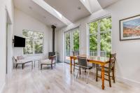 Lovely house with river & mountain views deck grill washer&dryer & wood stove - Chambres d'hôtes Stevenson