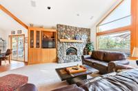 Spacious House with Private Hot Tub Golf Course Views & Furnished Outdoor Living - B&B Sunriver