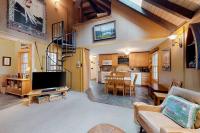 Cabin-style home with hot tub SHARC passes central location near skiing & golf - Chambres d'hôtes Sunriver