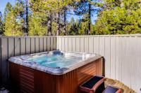 Vintage mountain home with private hot tub & SHARC access - dogs welcome - B&B Sunriver