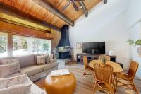 Radiant condo with fireplace outdoor pool tennis grill balcony washer&dryer - Ferienwohnung Kings Beach