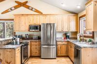 Dog-friendly home with private hot tub pool access & central AC - SHARC passes - B&B Sunriver