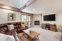 Gold Bend Condo - New Kitchen & Fireplace - Free Door-to-Lifts Ski Shuttle - Chambres d'hôtes Kingswood Estates