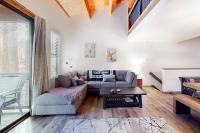 Lofted Mountain Escape with Free WiFi Shared Pool & Hot Tub Golf & Skiing Nearby - Chambres d'hôtes Kingswood Estates