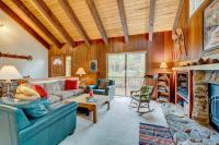 Mountain view home with gas fireplace & shared pools & hot tubs - walk to lifts - Chambres d'hôtes Truckee