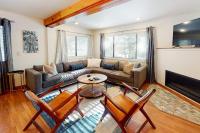 Fun Family Retreat with Private Hot Tub High-Speed WiFi Large Deck & More - B&B Truckee