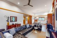 Tranquil Mid-Century Artist's Retreat with Deck & Patio - Walk to the Beach & Town - Chambres d'hôtes Manzanita